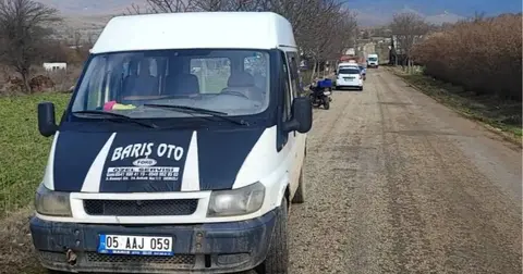 Bilecik Pazaryeri'nde motosiklet ile minibüs çarpıştı!