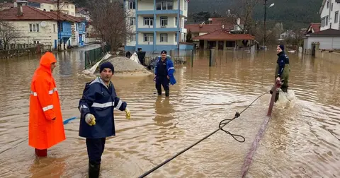 Antalya'da Büyükşehir ekipleri yağışın izlerini siliyor