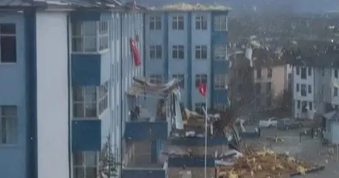 Düzce'de şiddetli rüzgârda lisenin çatısı yıkıldı