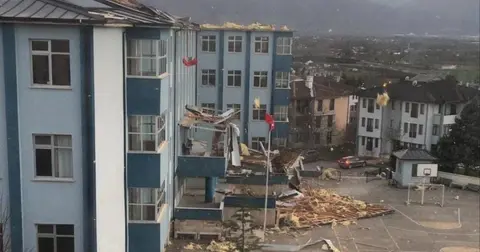 Düzce’de çatısı hasar gören okulda eğitime 1 gün ara!