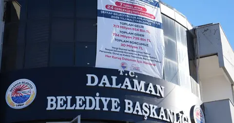Dalaman Belediyesi mali tablolarını pankartla açıkladı