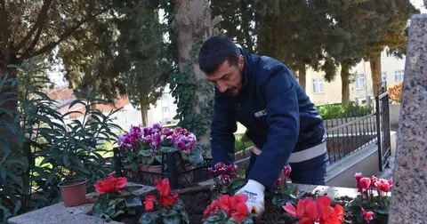 Bursa Gemlik’te şehitliklere titiz bakım