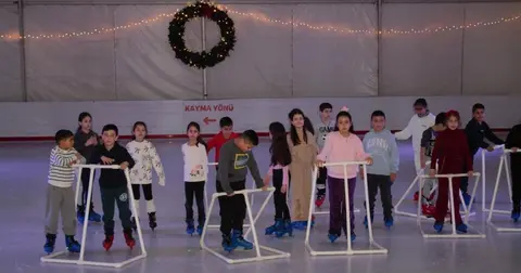 İzmir'de öğrenciler buz pistinde buluştu