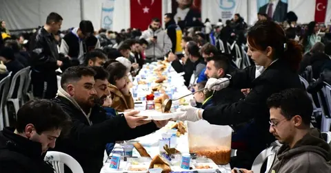 Balıkesir’de iftar çadırı vatandaşları buluşturuyor