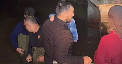 Manisa'da selde mahsur kalan aileyi itfaiye kurtardı