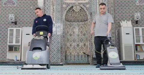 Bursa Osmangazi’de camilerde bayram temizliği