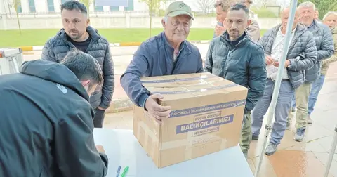 Kocaeli Büyükşehir, balıkçılara malzeme dağıttı