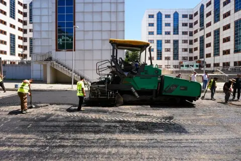 İstanbul Maltepe’de asfalt serim çalışmaları sürüyor