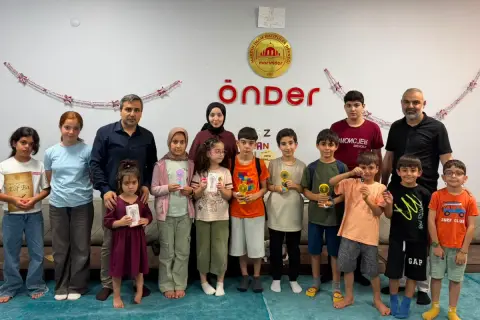 Mardin'de Kur'an okumaya başlayan çocuklara el pervanesi hediyesi