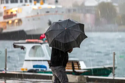 İstanbul'a sağanak ve kuvvetli poyraz uyarısı... Sıcaklıklar 4 derece düşecek