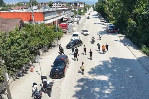Tatbikatı gerçek sanıp korkan çocuklara polis şefkati