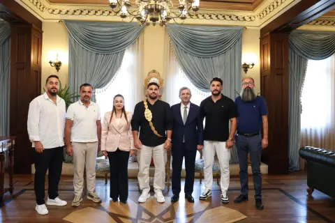 Antalya’da Başpehlivan Erkan Taş’tan Vali Şahin’e ziyaret