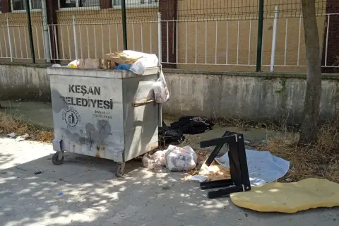 Keşan'da vatandaşlardan ot ve çöp isyanı