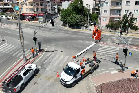 Kocaeli'de 3 ekip 25 kavşağı temizliyor: Güvenli yolculuk mesaisi
