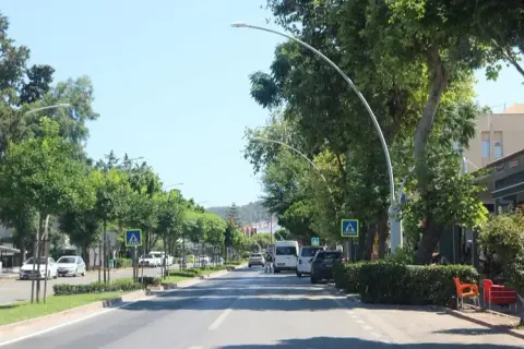 Kemer'de trafik aynası, temizlik ve yol bakımı yapıldı