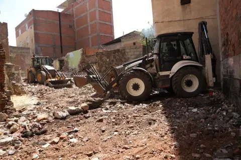 Diyarbakır'da tehlikeli metruk binalar yıkılıyor