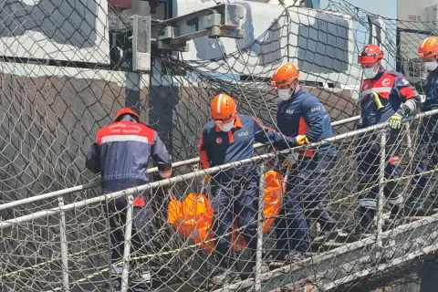 Trabzon’da İHA saldırısı kurbanı denizci gemiden çıkarıldı