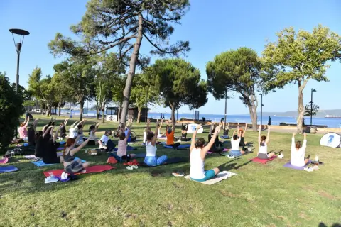 Çanakkale'de Boğaz manzaralı yoga: Kadınlar doldu