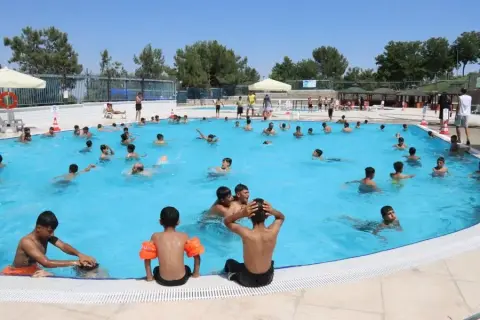 Şanlıurfa'da 40 derece: Belediye havuzları çocukları sarıyor