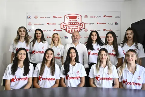 Muratpaşa Sultanları 11 oyuncuya imza attırdı