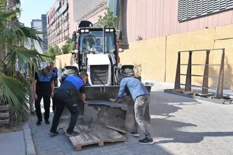 Kaldırımlar yayalara: Bornova'da işgalciler temizlendi
