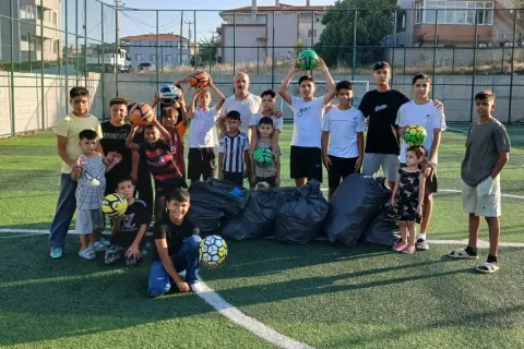 Saha temizleyen çocuklara futbol topu hediyesi