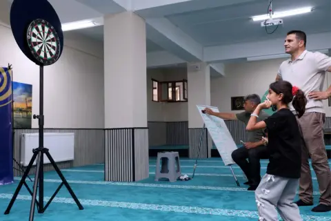 Kur'an kursu kız öğrencilerinde dart turnuvası heyecanı