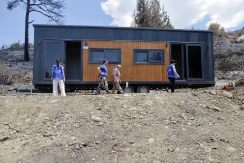 Muğla'da yangın mağduruna yaşam konteyneri teslim edildi