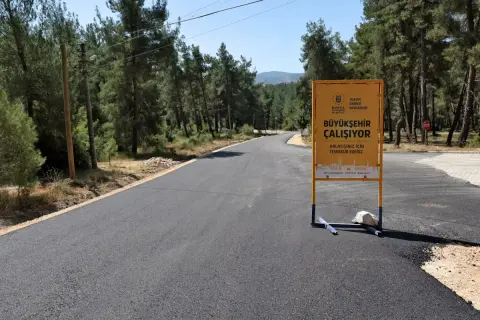 Orhaneli'de 1.5 km yol yenilendi: 2 bin ton asfalt
