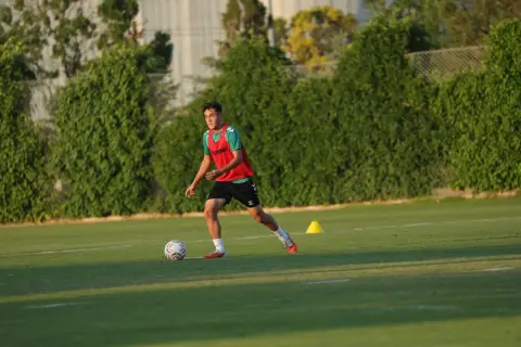 Konyaspor'da Awaziem antrenmanda, kaptan Demirbağ ayrı koştu
