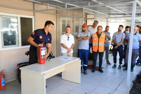İtfaiye'den Talas personeline uygulamalı yangın eğitimi