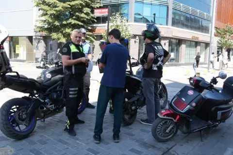 Düzce'de yaya yollarına giren araçlar denetlendi