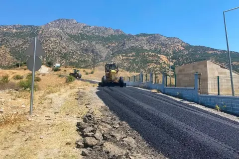 Sason'da köy yollarına asfalt yama: Çalışmalar sürüyor