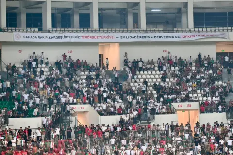 Amedspor-Erzurumspor maçında Türkçe-Kürtçe kardeşlik pankartı