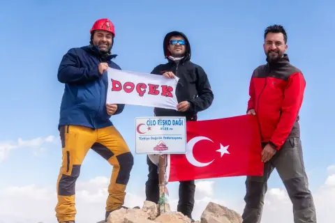 DOÇEK'li dağcılar Cilo'da 4135 metreye tırmandı