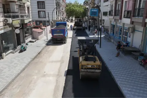 Soma Turgutalp Mahallesi'ne ilk kez sıcak asfalt geliyor