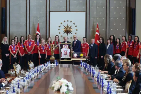 Cumhurbaşkanı Erdoğan’dan Şampiyon Voleybolculara Tebrik