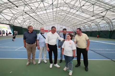 Büyükakın T400 Masters'da ödül verdi, yeni kortları inceledi