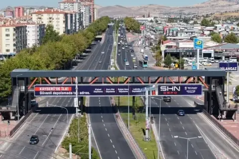Kayseri Büyükşehir'den yaya güvenliği için yeni üstgeçit modeli