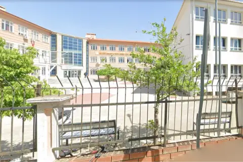 Manisa'da liseye yakın silahlı saldırı, 8 kişi etkilendi