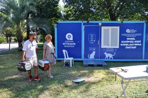 Antalya'da Mobil Kısırlaştırma Ünitesi Karaalioğlu Parkı'nda