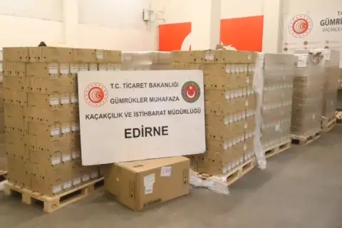 Kapıkule’de kaçakçılığa darbe! TIR’dan 80 bin adet kaçak serum ve infüzyon seti çıktı