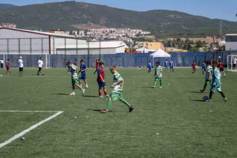 Bornova'da yenilenen Doğanlar Sahası U-12 şenliğiyle açıldı