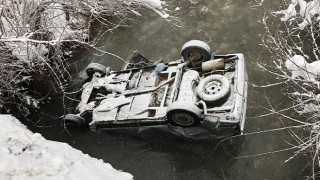 Devrilen otomobilin  sürücüsü öldü