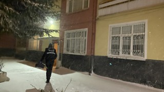 Evinde bıçaklanarak öldürülmüş halde bulundu