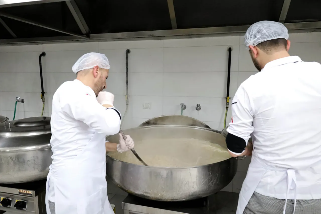Sakarya'da 90 bin kişilik iftar yemeği kendi kazanlarında pişiriyor