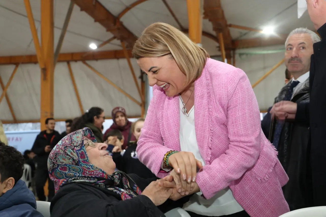 Kocaeli İzmit'te yüzlerce kişi aynı sofrada buluştu