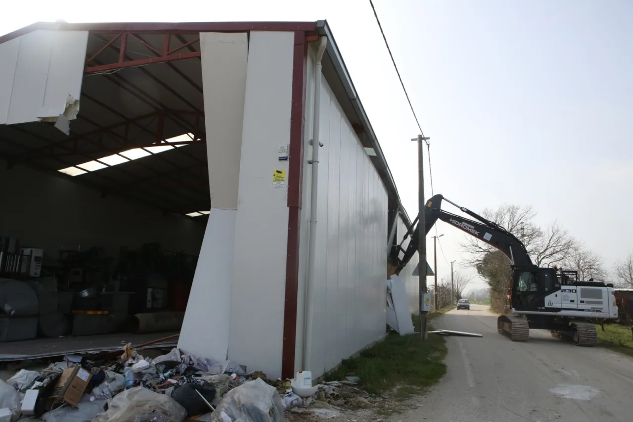 Bursa Nilüfer'de tarım alanındaki kaçak yapı yıkıldı