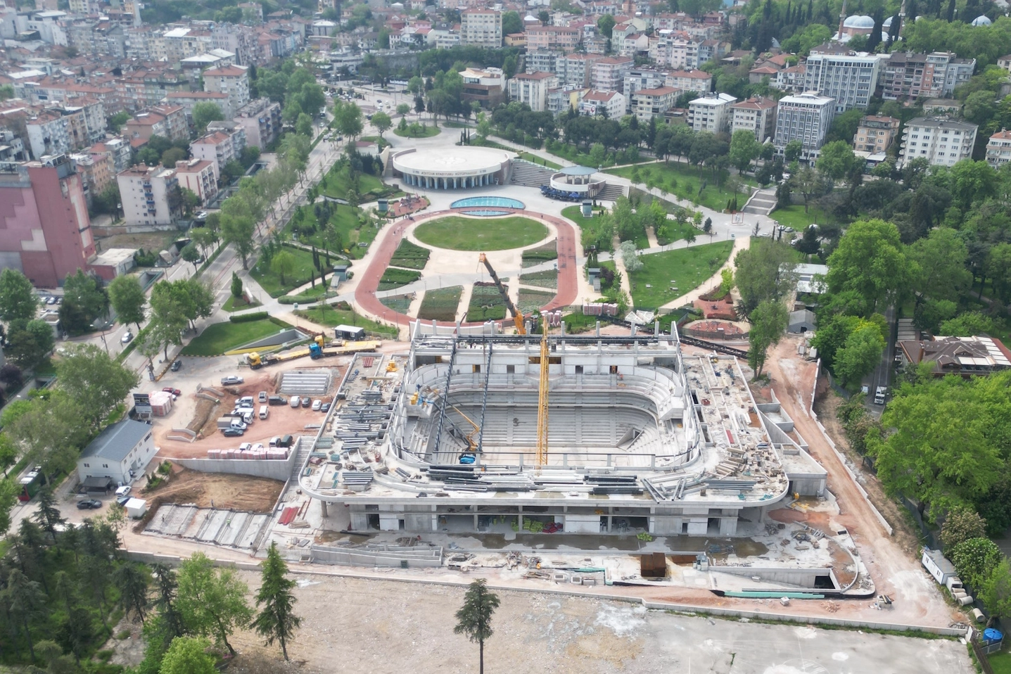 Bursa'da Atatürk Spor Salonu hızla yükseliyor... Tarihi salonda çatı işlemleri başladı