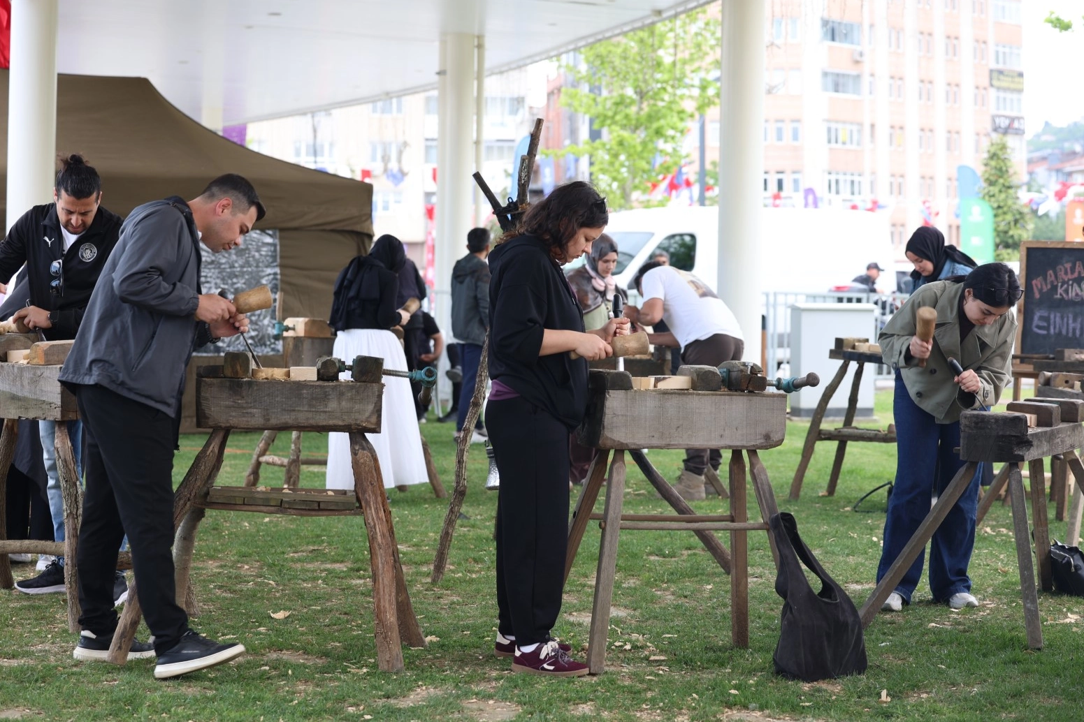 EnFest’te genç eller ahşap ve deri atölyelerinde üretti